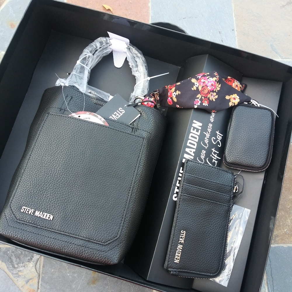 STEVE MADDEN GIFT SET SATCHEL SCARF CREDIT CARDHOLDER EARBUD CASE